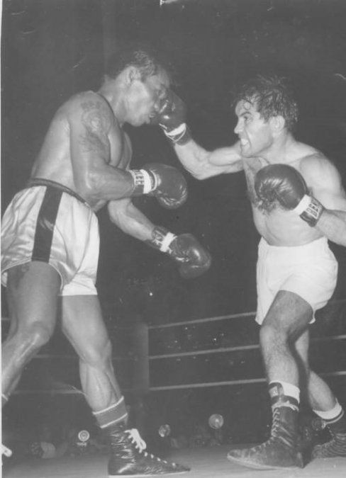 El lunes 15 de diciembre de 1958, el León Mendocino le GPP15 (unánime) al filipino Dommy Ursúa, en el Rizal Memorial Sports Complex de Manila, y retuvo por séptima vez su cetro mosca.