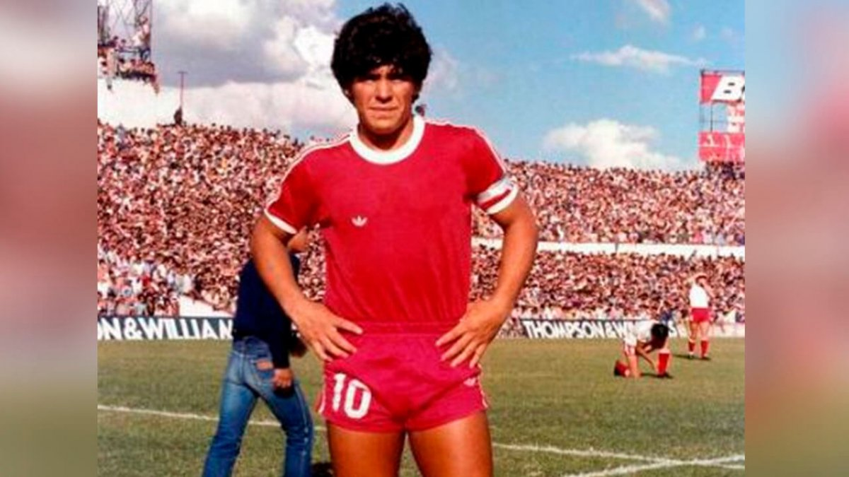 Diego Armando Maradona con la camiseta de Argentinos Juniors, en el Estadio 15 de Abril.