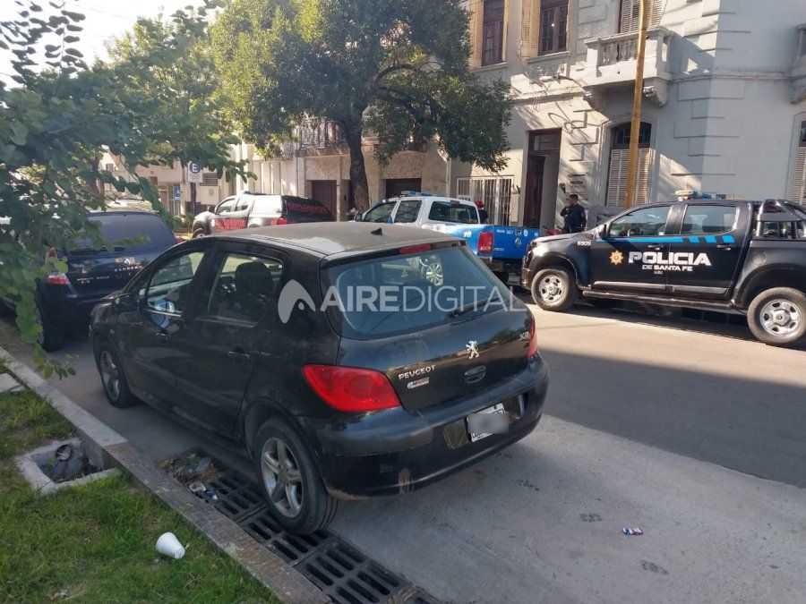 El Peugeot 307 negro.