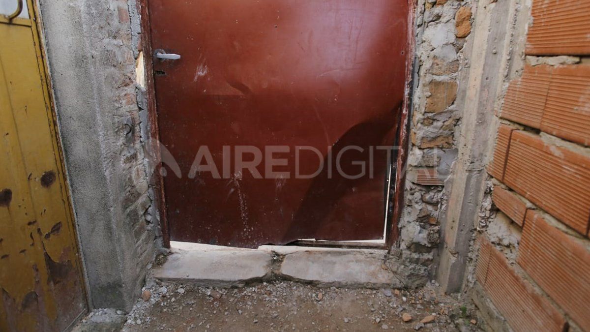 La puerta de la vivienda de Nadia destruida por la expareja