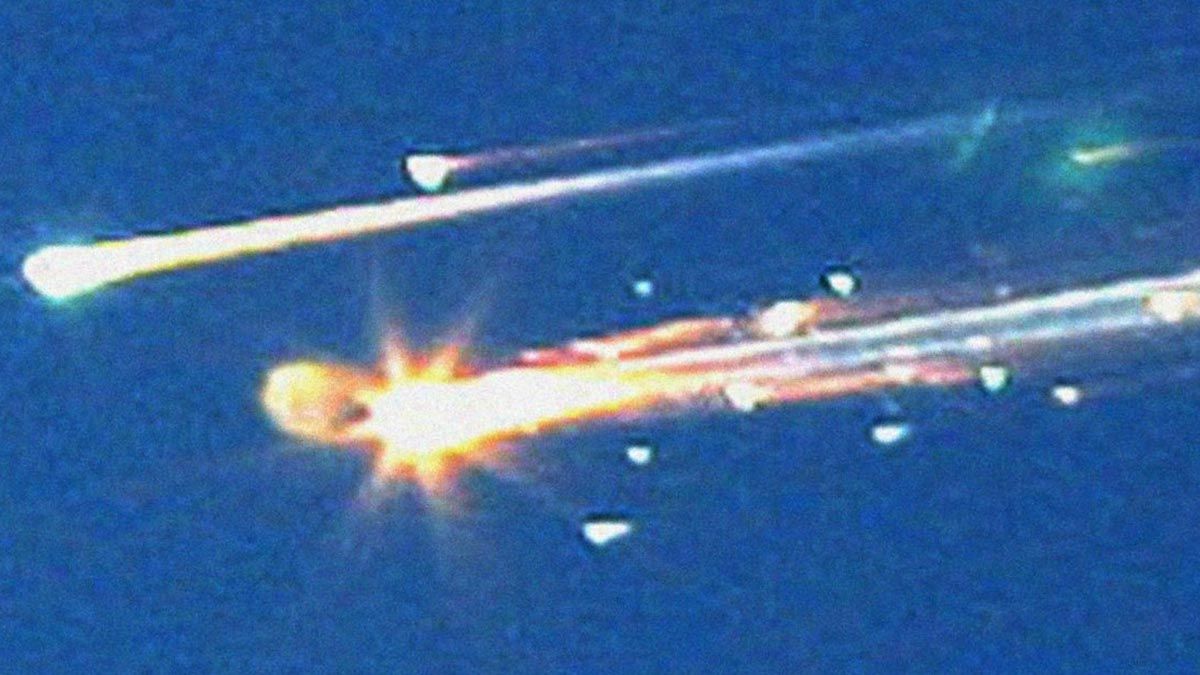 Mientras millones de personas contemplaban el cielo azul de Texas el 01 de febrero de 2003, aguardando el regreso del transbordador espacial Columbia. Pero ocurrió lo inimaginable: la nave estadounidense se desintegró al entrar en la atmósfera, sólo 16 minutos antes del momento programado para el aterrizaje. Los siete miembros de la tripulación murieron.