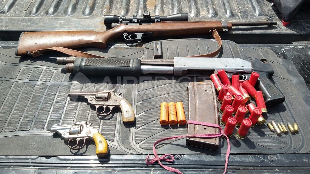 Super armados. Las armas que le encontraron a los delincuentes.