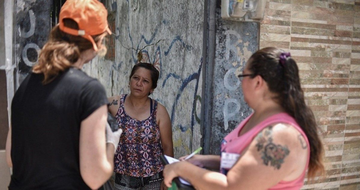 Los trabajadores del operativo de descacharrado están debidamente identificados y solicitan autorización para ingresar a los domicilios.