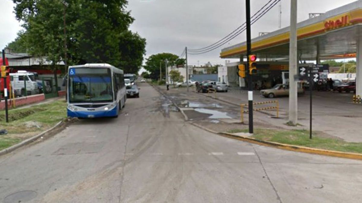 La parada de colectivos de la empresa funciona cerca de esta estación de servicio.