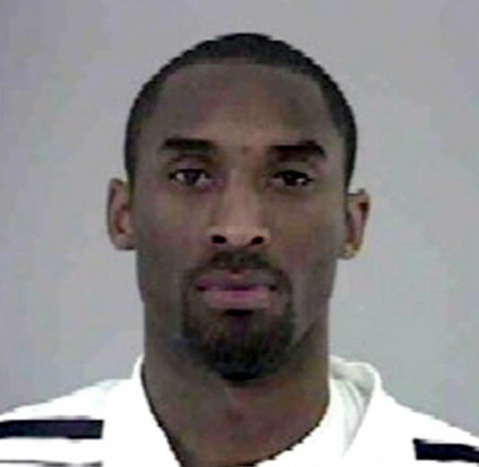La foto policial de Kobe Bryant en julio de 2003 tras su arresto por una presunta violación a una empleada de un hotel en Colorado/Shutterstock