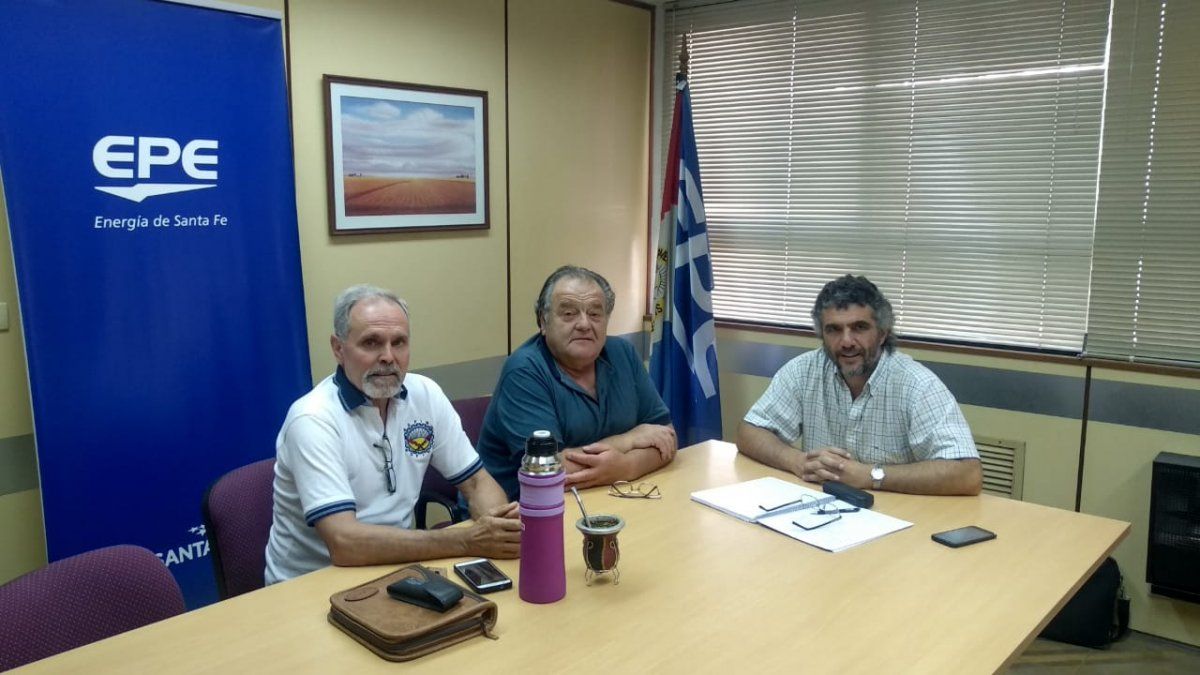 Mauricio Caussi, interventor de la EPE (a la derecha, en la cabecera de la mesa), reunido con representantes del gremio Luz y Fuerza.