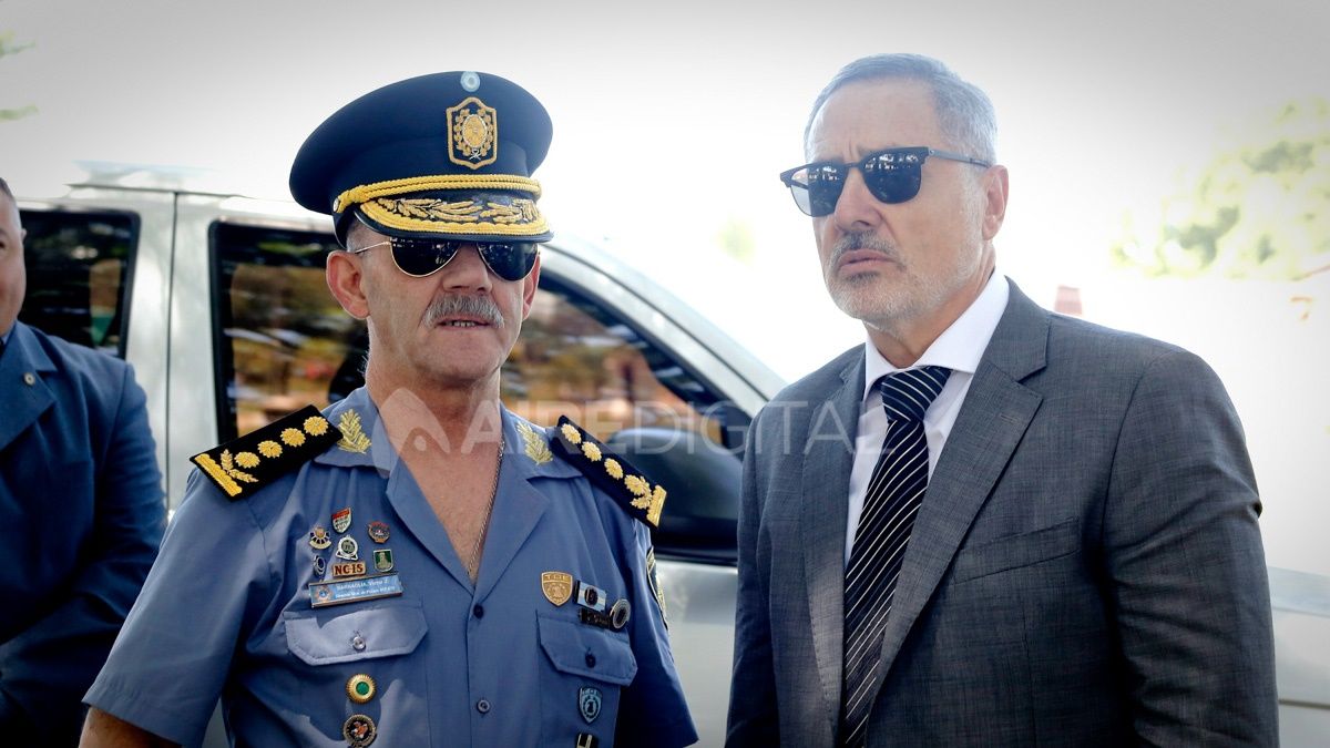 Víctor Sarnaglia (izq.), jefe de la Policía de la Provincia, junto a Marcelo Sain (der.), ministro de Seguridad.