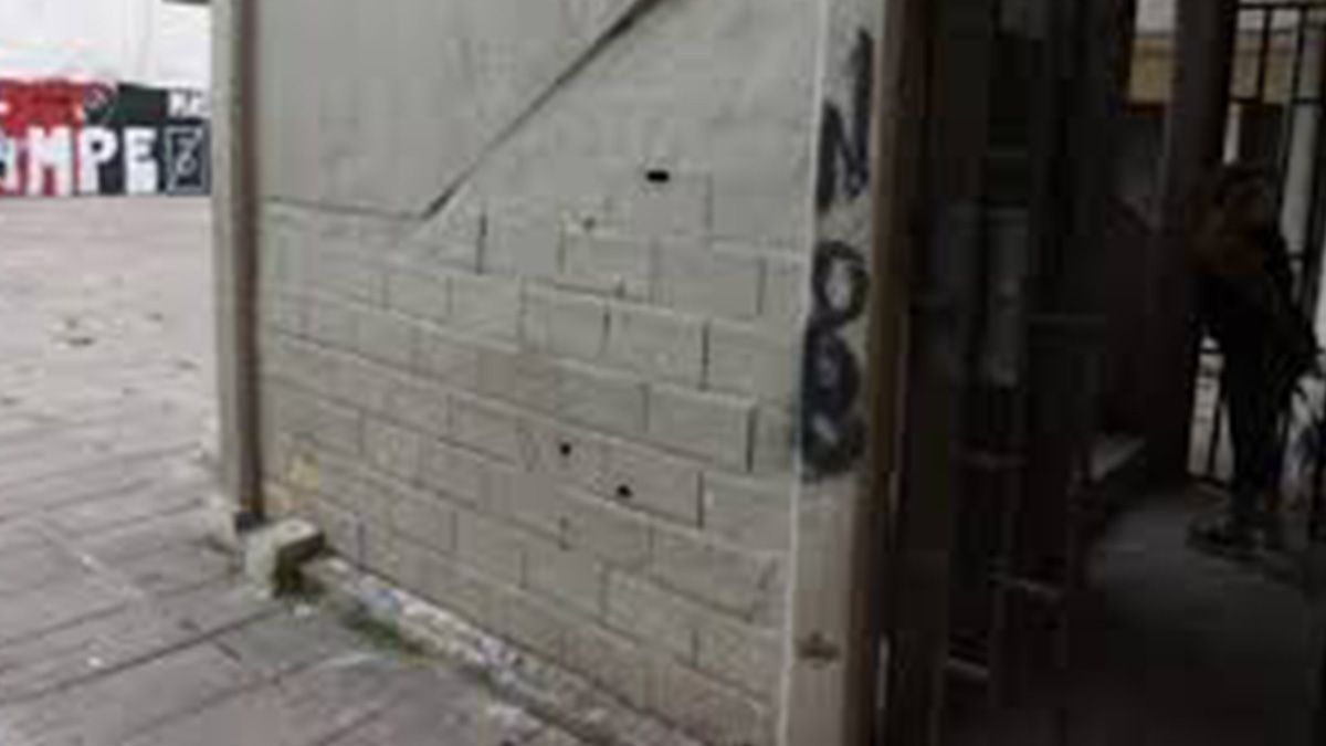 En la pared del complejo de viviendas rosarino quedaron dos orificios de bala.