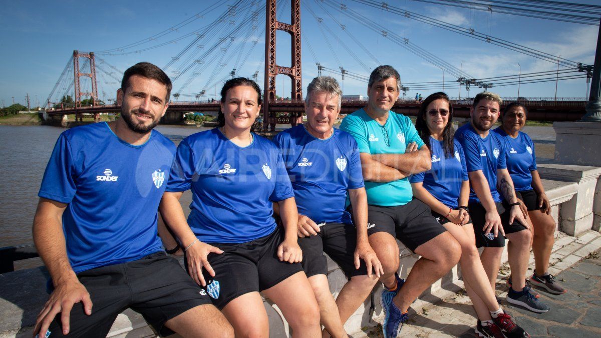 De izquierda a derecha, Alexis Gomila (preparador físico); Victoria Rotela (ayudante); Alcides Ambroggio (presidente); Adrián Ramseyer (vicepresidente y manager); Lorena Góngora (entrenadora); Mario Castel (entrenador asistente), y Patricia Sánchez (entrenadora asistente). Foto: Maiquel Torcatt/Aire Digital