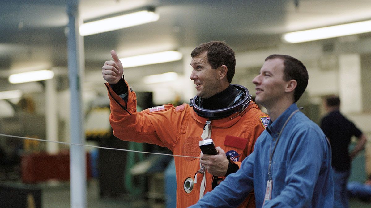 Rick D. Husband, comandante de la misión STS-107, da un