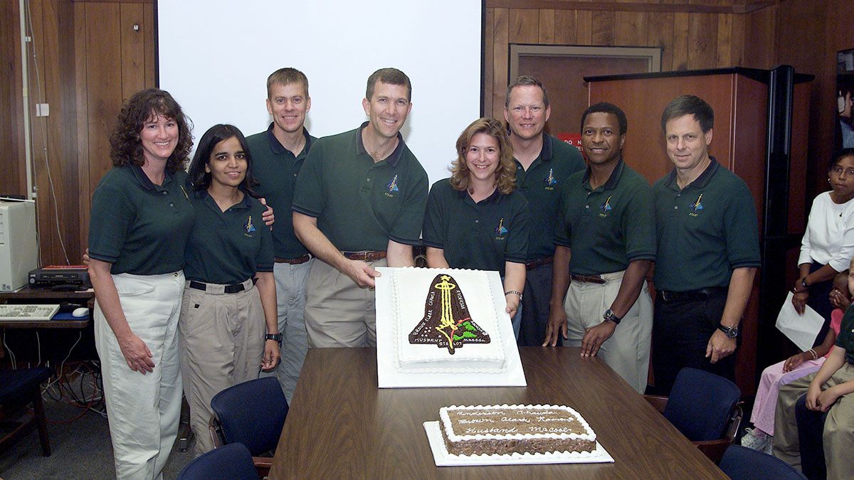 Los miembros de la tripulación STS-107, junto con Stephanie Turner (centro) de la Alianza Espacial Unida (EE. UU.). Foto: Nasa.