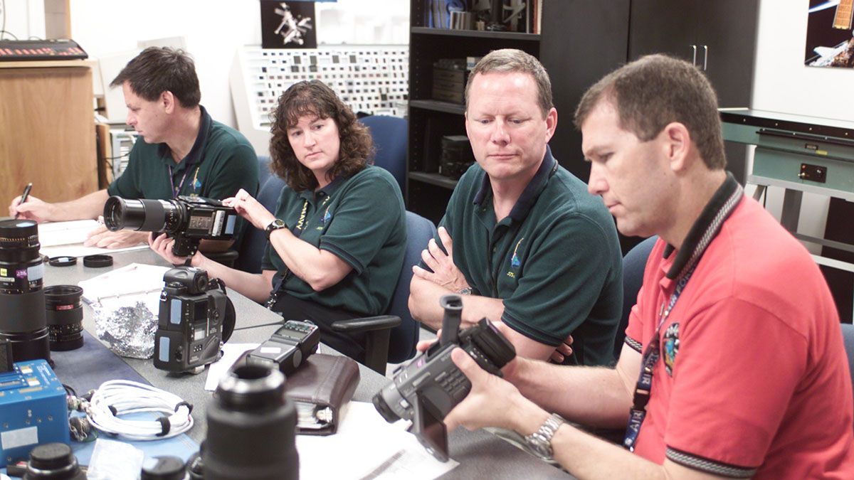 Rick D. Husband (derecha), David M. Brown y Laurel B. Clark junto con Ilan Ramon, participan en una sesión de capacitación sobre equipos de cámaras en el Centro Espacial Johnson (JSC). Foto: Nasa.