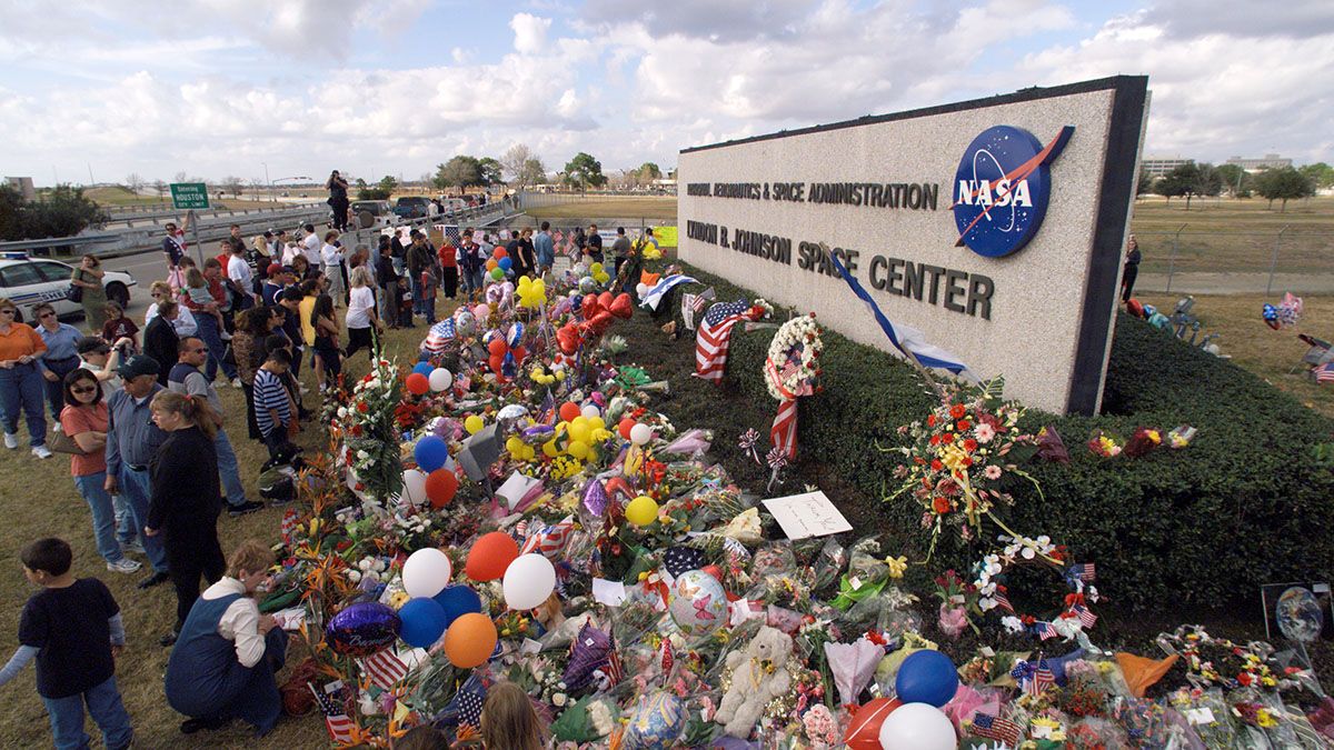En memoria de los miembros de la tripulación del transbordador espacial Columbia que perdieron la vida el 1 de febrero de 2003, se colocó una colección masiva de flores, globos, banderas, letreros y otros arreglos en el Johnson Space Center (JSC) firme en la entrada principal al centro. Foto: Nasa.