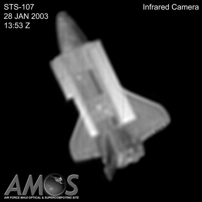 Esta imagen del transbordador espacial Columbia en órbita durante la misión STS-107 fue tomada por el sitio óptico y de supercomputación Maui (AMOS) de la Fuerza Aérea de EE. UU. El 28 de enero, cuatro días antes del reingreso del Columbia, cuando la nave espacial voló sobre la isla de Maui en las islas hawaianas. 28 de enero del 2003. Foto: Nasa.