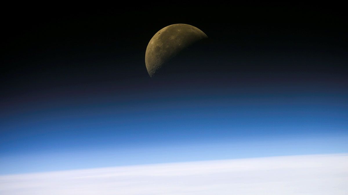 La luna es visible desde una cámara digital a bordo del transbordador espacial Columbia. 26 de enero del 2003. Foto: Nasa.