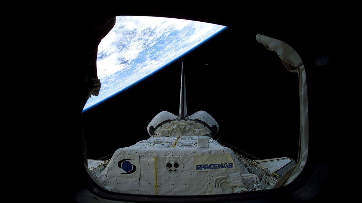 Módulo doble de investigación de SPACEHAB y como telón de fondo el espacio negro sobre el horizonte de la Tierra, como se veía desde la cubierta de vuelo de popa del Columbia. 22 de enero del 2003. Foto: Nasa.