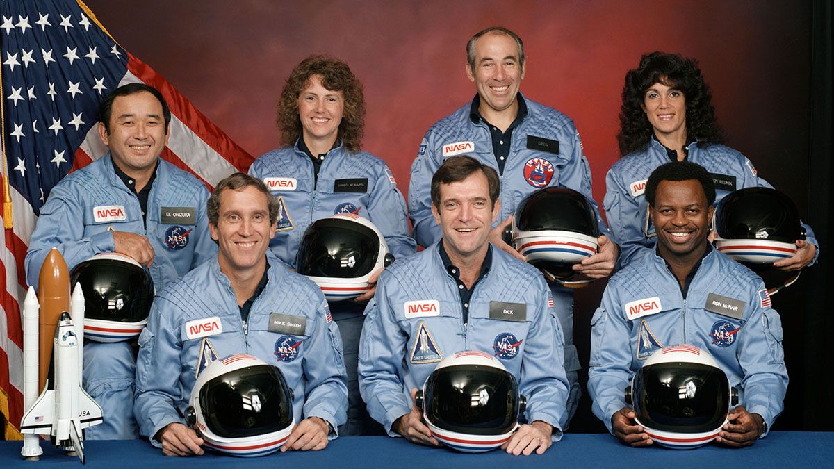 Cinco astronautas y dos especialistas en carga útil conforman la tripulación, programada para volar a bordo del transbordador espacial Challenger en enero de 1986. Los miembros de la tripulación son (de izquierda a derecha, primera fila) los astronautas Michael J. Smith, Francis R. (Dick) Scobee y Ronald E. McNair; Ellison S. Onizuka, Sharon Christa McAuliffe, Gregory Jarvis y Judith A. Resnik. McAuliffe y Jarvis representan al Proyecto Profesores en el Espacio. Crédito de la foto: Nasa.