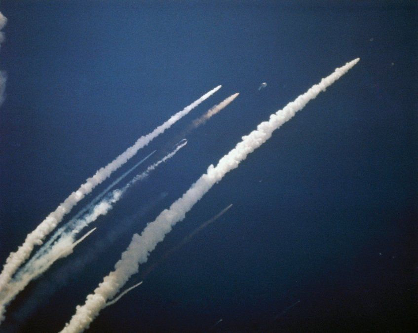 28 de enero de 1986. Esta fotografía del accidente del transbordador espacial Challenger el 28 de enero de 1986 fue tomada por una cámara de seguimiento de 70 mm en UCS 15 al sur de Pad 39B, a las 11: 39: 29.094 EST. Crédito de la foto: Nasa.