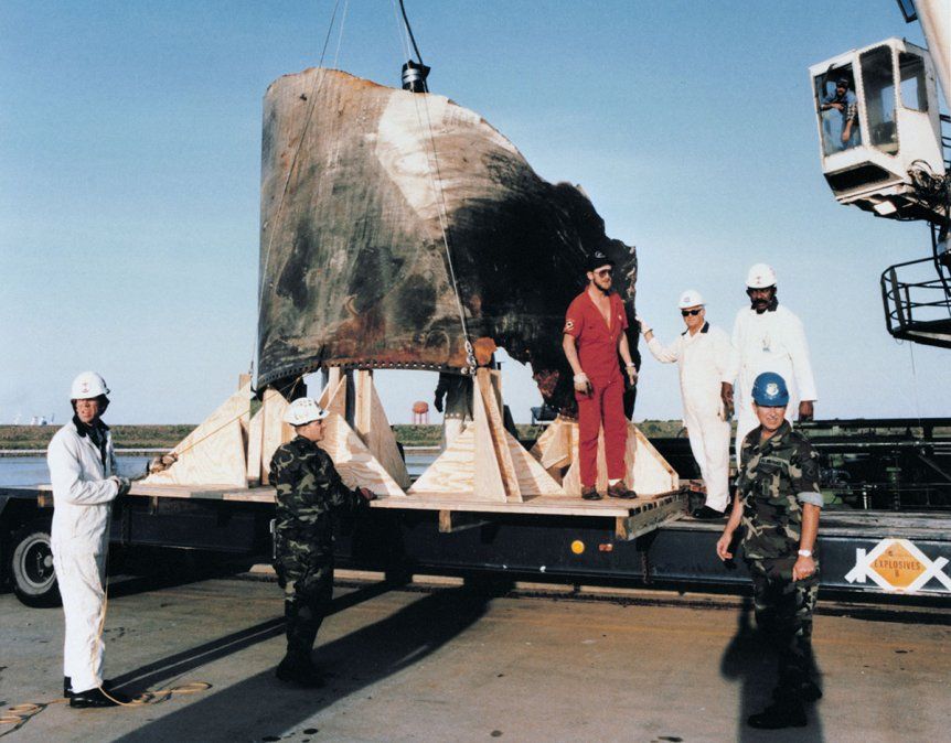 Una pieza de 1.800 kilos de la junta de espiga del segmento central de popa del cohete reforzador derecho del transbordador espacial Challenger se descarga del Stena Workhorse después de su recuperación en 13 de abril de 1986. 16 de abril de 1986. Crédito de la foto: Nasa.