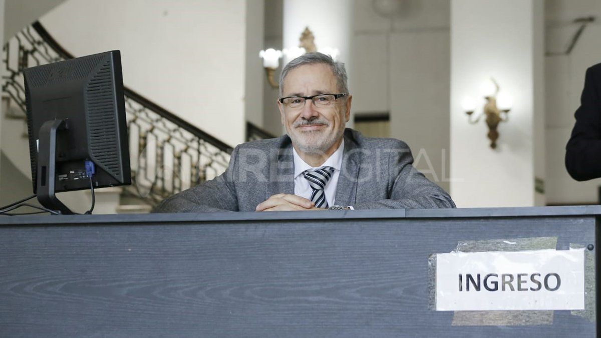 Así esperó el ministro al gobernador en el ingreso al ministerio de Seguridad.