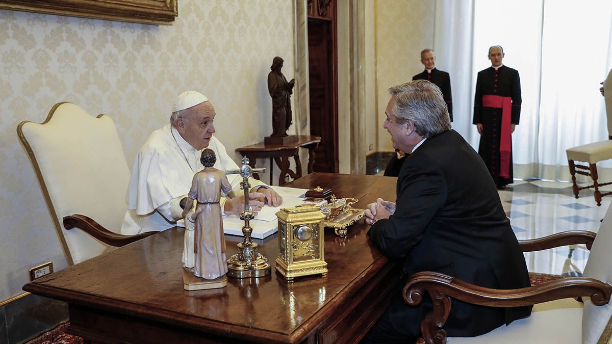 "Este lo elegí yo para que sean mensajeros de la paz", expresó el Santo Padre en el marco del acto protocolar donde le obsequió una escultura simbólica.
