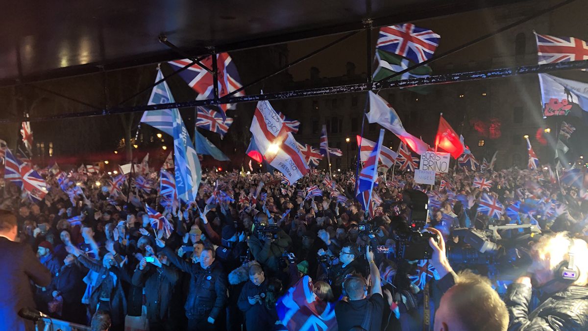 Cientos de personas se congregaron para celebrar la salida de la UE.