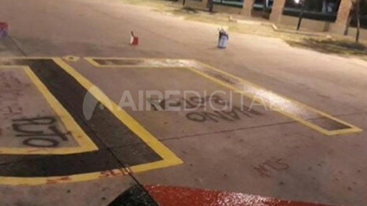 Gente de Aire / Graffitis agresivos contra el actual jefe de la barra de Colón en el playón de estacionamiento 