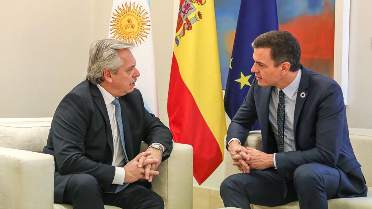 El presidente Alberto Fernández reunido con el presidente del Gobierno español, Pedro Sánchez, en el Palacio de la Moncloa, en Madrid, en la tercera etapa de su gira oficial por Europa.