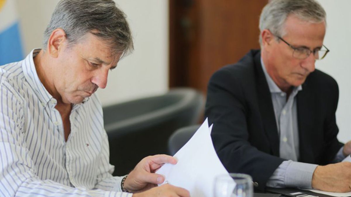 El intendente Emilio Jatón y el secretario de Transporte de la Provincia, Osvaldo Miatello, en la rúbrica del convenio.