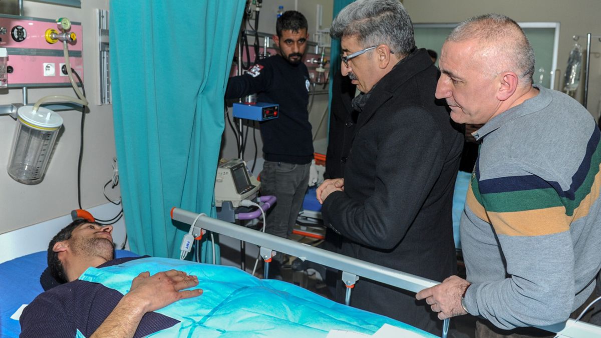 El gobernador de la oriental provincia de Van, Mehmet Emin Bilmez, visitó a los ciudadanos que resultaron heridos en el desastre de avalanchas en la carretera Van-Bahçesaray y fueron atendidos en hospitales.