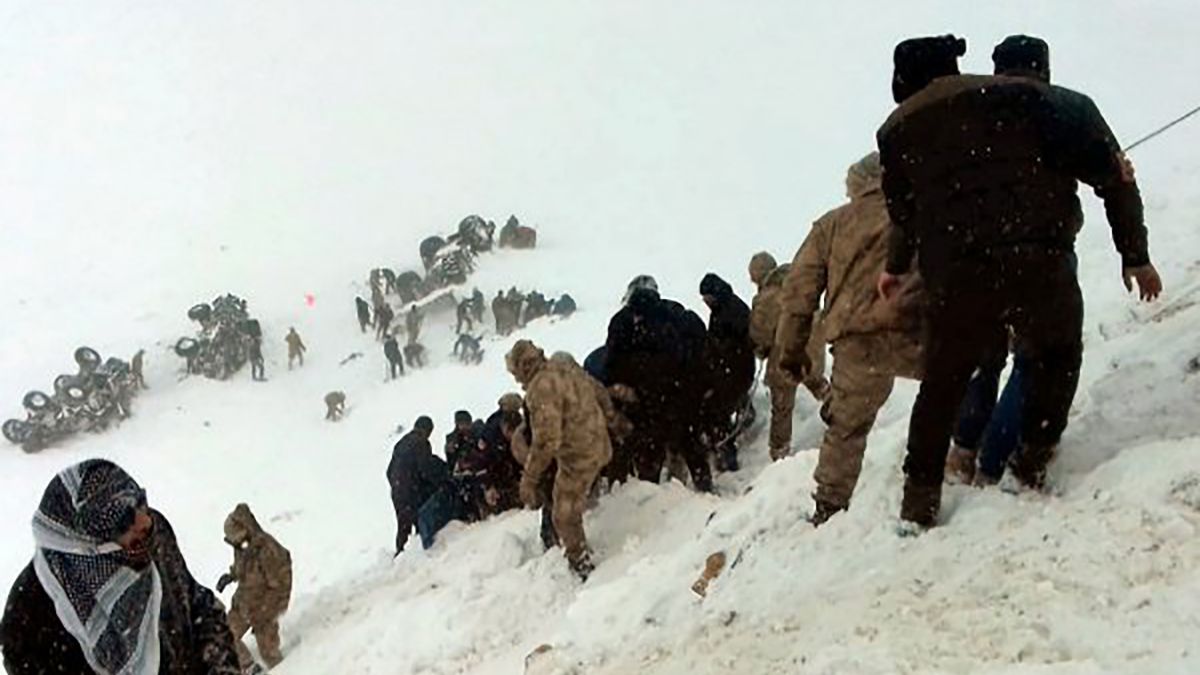 Al menos 21 muertos y varias personas atrapadas tras avalancha en Turquía.