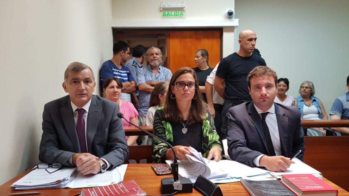 El fiscal Gustavo Latorre junto a Carolina Walker y Matías Pautasso, abogados querellantes