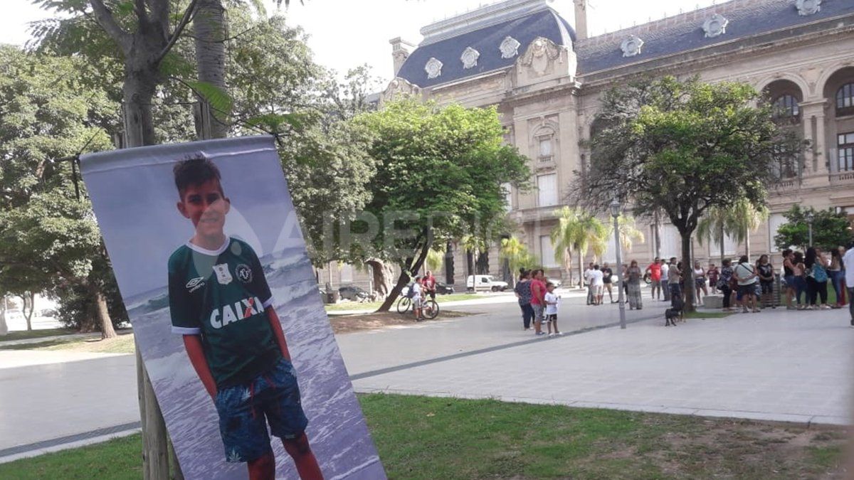 Postal. Una de las imágenes de la víctima fue colgada frente a tribunales.