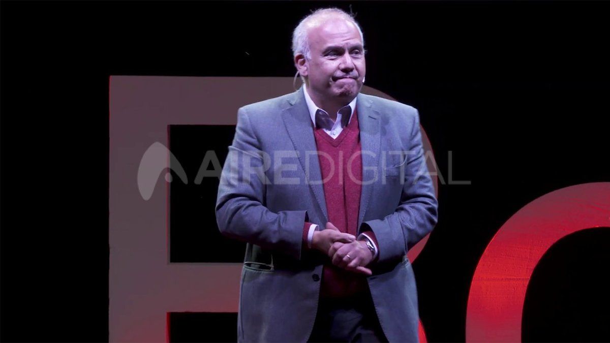 En acción. Así realiza sus charlas el magistrado civil.