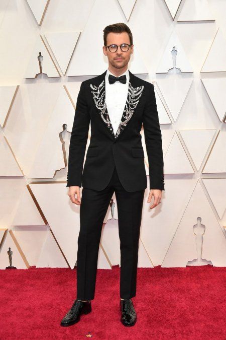 El estilista y crítico de moda, Brad Goreski en un increíble traje de Alexander McQueen