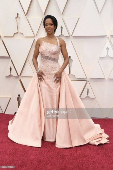 Regina King en un vestidazo Versace de color coral apagado.