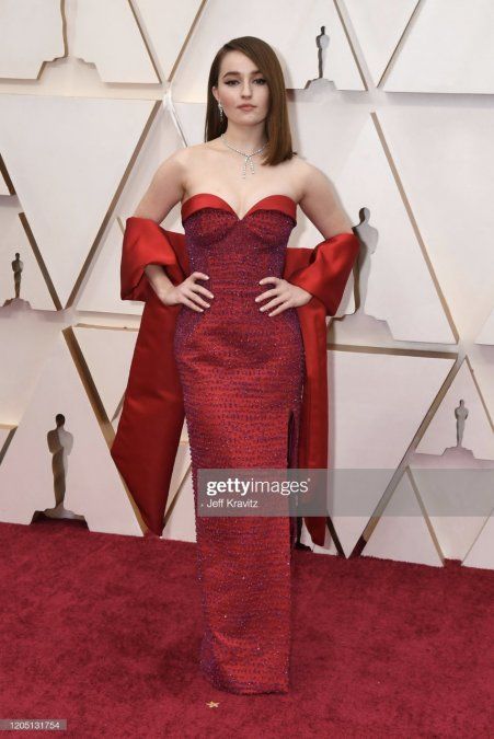 Kaitlyn Dever en un vestido rojo de Louis Vuitton