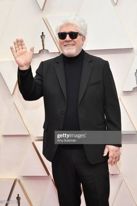 Pedro Almodóvar siendo una estrella de rock en un look total black