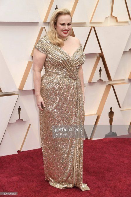 Rebel Wilson en dorado como un Oscar