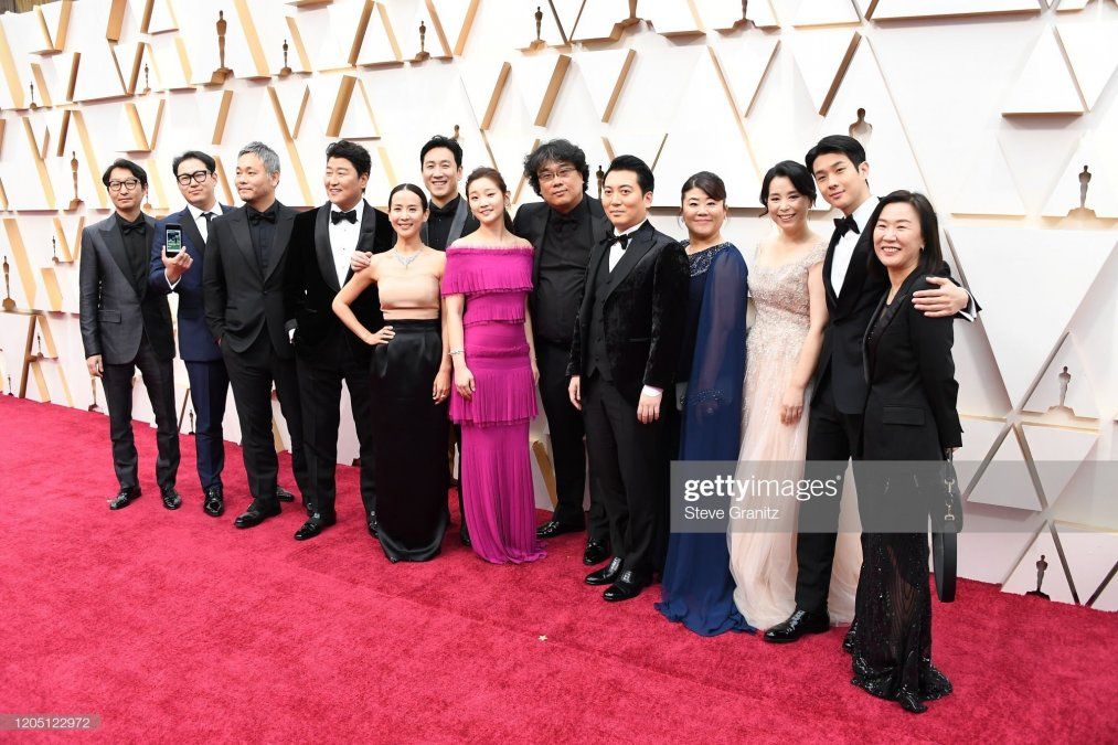 Los productores y el elenco de Parásitos en la alfombra roja, en la previa a la entrega de los Oscars 2020.