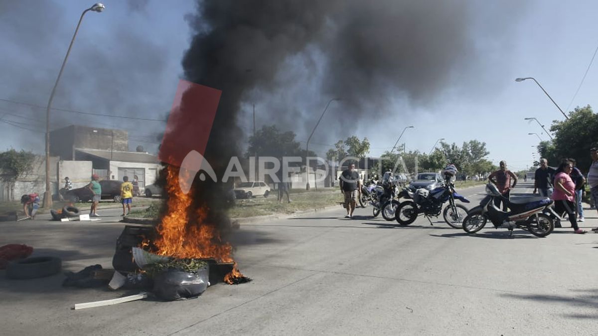 Aumenta la tensión en el lugar y se encuentra presente personal policial y de la Guardia de Seguridad Institucional.