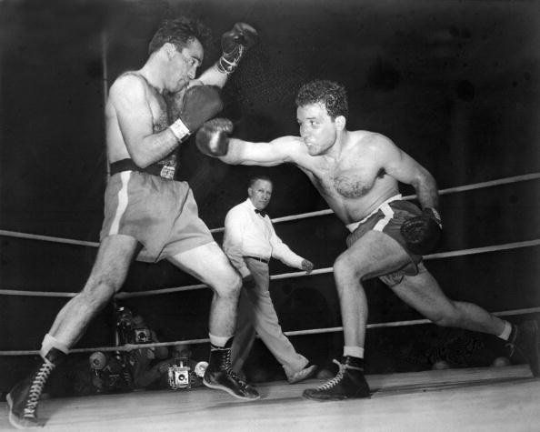 El jueves 16 de junio de 1949 y, en el Briggs Stadium de Detroit, Cerdan cayó ante Jake LaMotta (derecha), y perdió el título mundial. El Toro Salvaje del Bronx derribó en el 1º round al Bombardero Marroquí, que se dislocó el hombro izquierdo en esa caída. A pesar de ello, siguió peleando hasta el 9º asalto, cuando debió abandonar a raíz del insoportable dolor. Esta fue la 115ª y última pelea de Cerdan.
