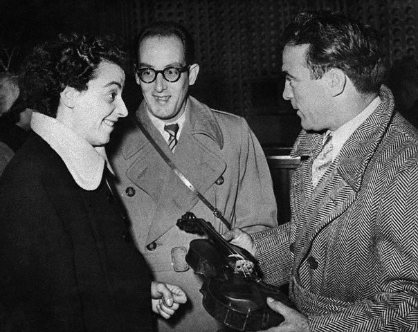 Al anochecer del jueves 27 de octubre de 1949 y, en la que fue la última foto de sus vidas, Cerdan charla con la afamada violinista Ginette Neveu –mientras sostiene su Stradivarius– en el aeropuerto de Orly, al sur de París, antes de que se embarcaran en el fatídico vuelo que se estrellaría en las Azores pocas horas después.