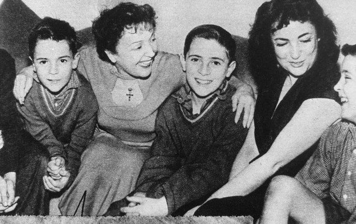 Después de la muerte de Cerdan, su esposa Marinette (derecha) recibió con sus hijos a Piaf, en su hogar de Casablanca, y lo hizo para que crecieran “sin rencores” y “miraran para adelante” por la relación paralela que el Bombardero Marroquí mantuvo con el Gorrión de París.