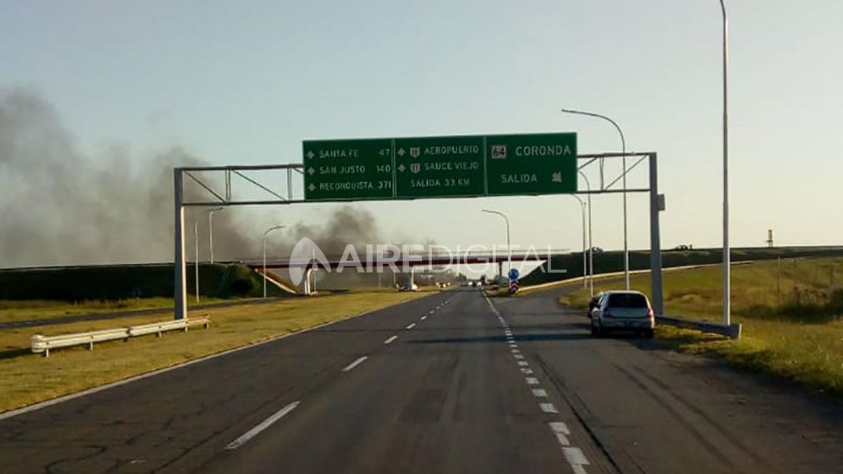 La autopista Santa Fe - Rosario estará cortada hasta las 11 de la mañana aproximadamente.
