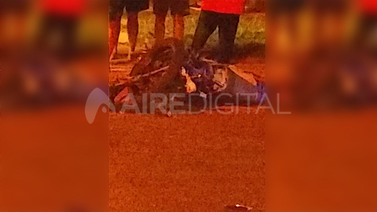 La moto en la que circulaban los jóvenes