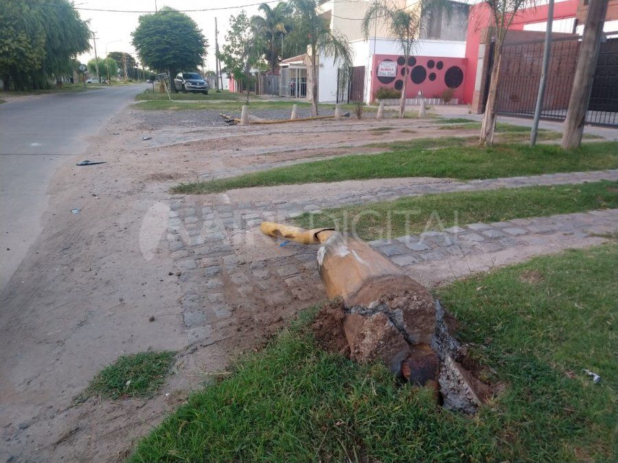 La columna que atropelló la camioneta