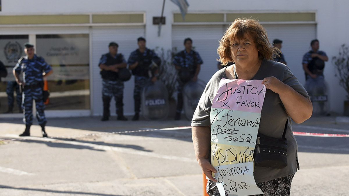 Al la puerta del juzgado se acercaron algunos vecinos que recibieron a los imputados al grito de “asesinos” y “se van a pudrir adentro”.