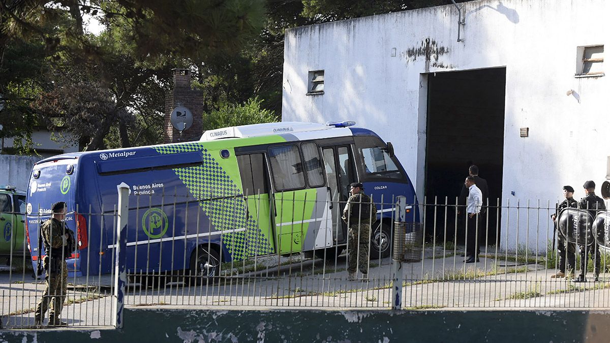 El micro del SPB con los acusados partió a las 6.15 del penal de Dolores donde están detenidos y llegó a las 8.20 al juzgado.
