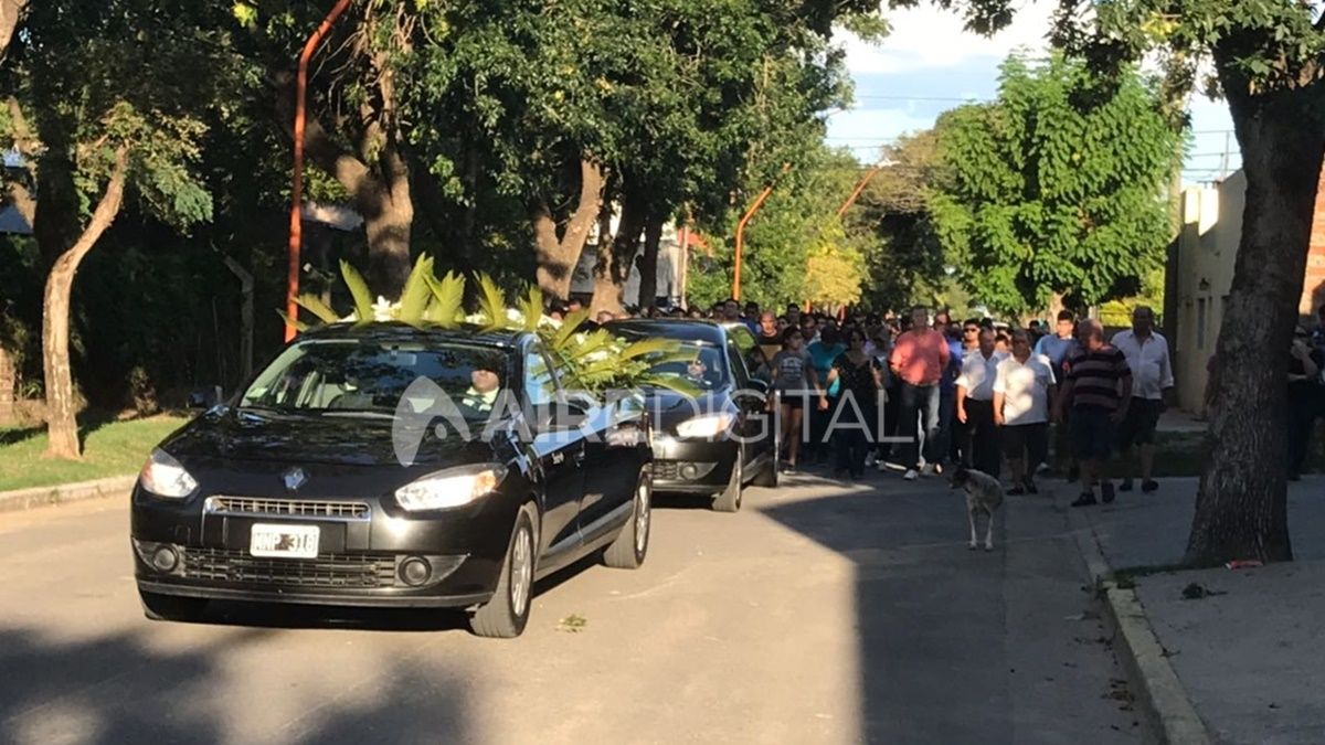 El sepelio de Vanesa Castillo en Santa Rosa de Calchines, la localidad donde residía, fue multitudinario y estuvo signado por el dolor. Foto: Archivo / Aire Digital